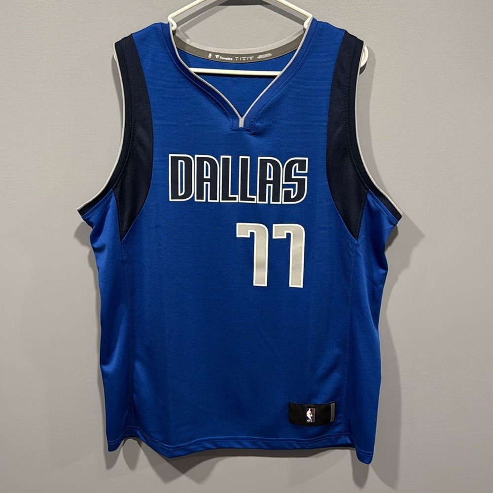Luka Doncic -Mavericks Fanatics Fast
Break Replica Jersey Blue - Icon Edition